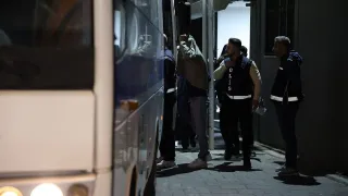 Bayraklı Belediyesi'ne yönelik operasyonda gözaltına alınan 43 şüpheli adliyede