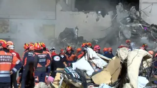 Çöken binada ölenlerin sayısı 4'e yükseldi! Enkaz altındaki son kişi aranıyor