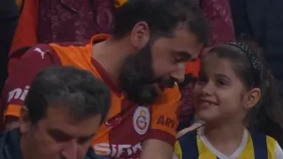 Derbiyi güzelleştiren kare: Maçı izleyen Galatasaraylı baba ile Fenerbahçeli kızı