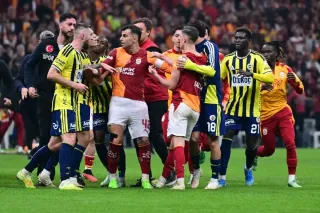 Dünya basını, Galatasaray-Fenerbahçe derbisini konuşuyor: 'Utanç verici, vahşi'