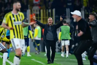 Fenerbahçe tribünleri, İsmail Kartal'ı istifaya davet etti