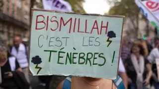 Fransa'da yayılan 'Bismillah' pankartının sırrı ortaya çıktı