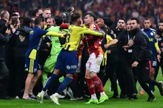 Galatasaray-Fenerbahçe derbisinde saha karışmıştı; işte kavga eden futbolcuları bekleyen ceza