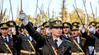 İhraç edilen teğmen Ebru Eroğlu'nun babası işten çıkarıldı