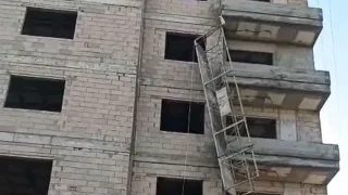İki kardeş inşaat iskelesinden düştü; biri öldü!