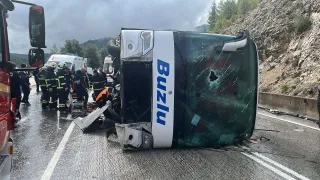 Isparta-Antalya kara yolunda yolcu otobüsü devrildi