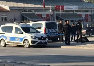 Kaldırımda erkek cesedi bulundu