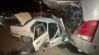 Malatya'da otomobil, yolcu otobüsüne çarptı; 1'i ağır 3 yaralı