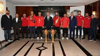 Mansur Yavaş, ASKİ Spor'un başarılı güreşçilerini ağırladı