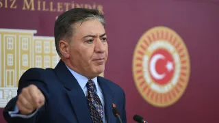 Murat Emir'den dikkat çeken çıkış: 'Bir parti grubu milletvekillerine yazı gönderebilir mi?'