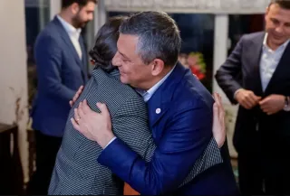 Özgür Özel, Sinem Dedetaş'ı ev hapsinde ziyaret etti