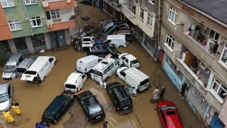 Sel felaketinde can kaybı 6 oldu: Kocaeli ve İstanbul'da arama sürüyor