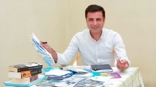 Sırrı Sakık'tan İzmir Barosu'na: 'Demirtaş'ın avludaki tek voltası, fırıldak hayatlarınızın tamamına bedel'