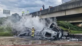 TIR köprüden uçup yandı; sürücü atlayarak son anda kurtuldu