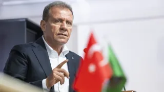 Vahap Seçer'in de aralarında bulunduğu 5 belediye başkanı ile vekili görevden uzaklaştırıldı