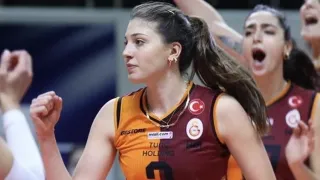 Voleybol maçında yüzüne top isabet eden İlkin Aydın zor anlar yaşadı