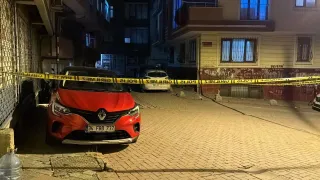Zeytinburnu'nda silahlı kavga: Mermiler binalara ve iş yerine isabet etti