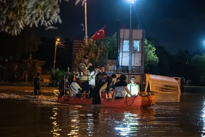 İstanbul'da sağanak yağış hayatı felç etti; işte sel sonrası oluşan görüntüler