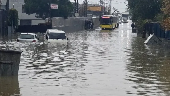 İstanbul'da sağanak yağış hayatı felç etti; işte sel sonrası oluşan görüntüler