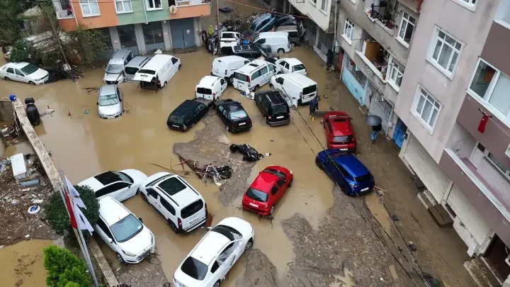 İstanbul'da sağanak yağış hayatı felç etti; işte sel sonrası oluşan görüntüler