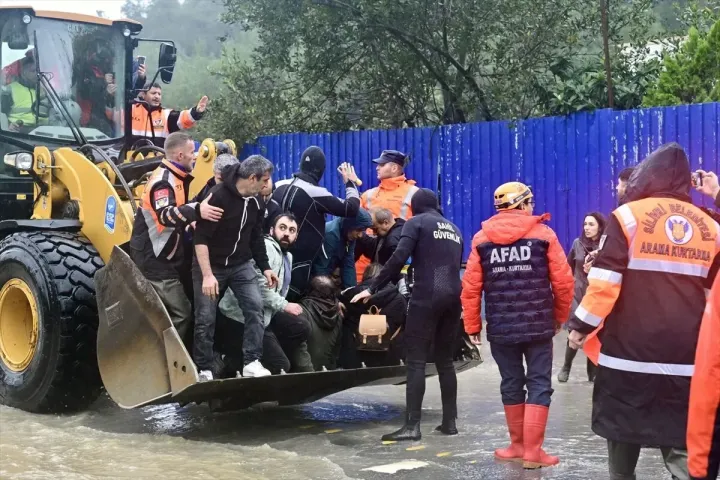 İstanbul'da sağanak yağış hayatı felç etti; işte sel sonrası oluşan görüntüler