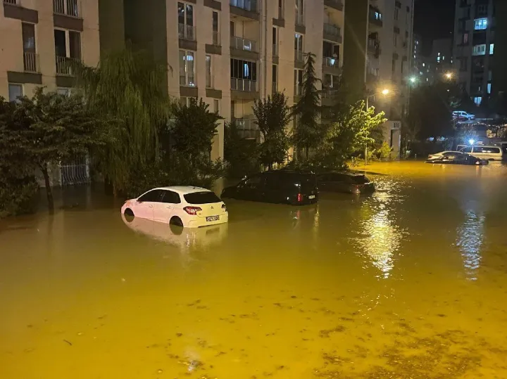 İstanbul'da sağanak yağış hayatı felç etti; işte sel sonrası oluşan görüntüler