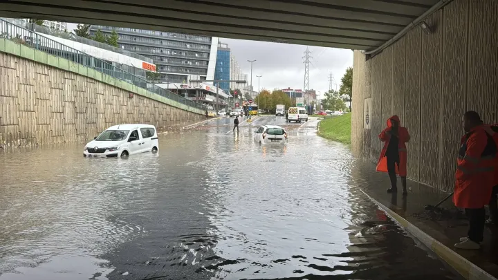 İstanbul'da sağanak yağış hayatı felç etti; işte sel sonrası oluşan görüntüler