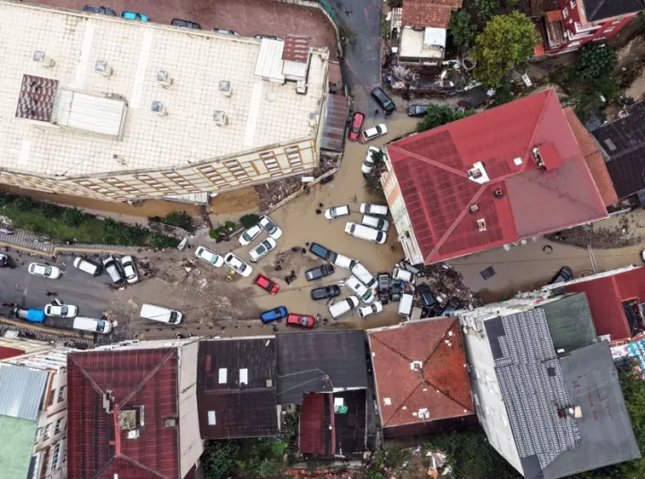 İstanbul'da sağanak yağış hayatı felç etti; işte sel sonrası oluşan görüntüler