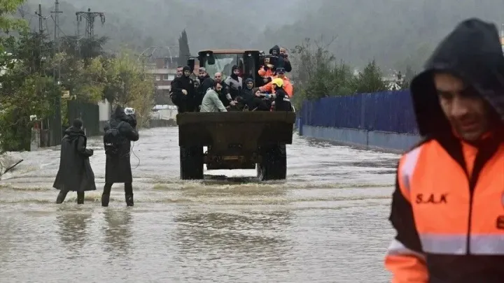 İstanbul'da sağanak yağış hayatı felç etti; işte sel sonrası oluşan görüntüler