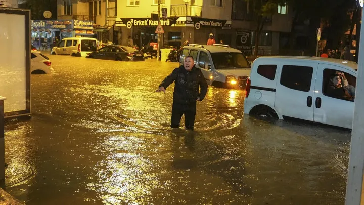 İstanbul'da sağanak yağış hayatı felç etti; işte sel sonrası oluşan görüntüler