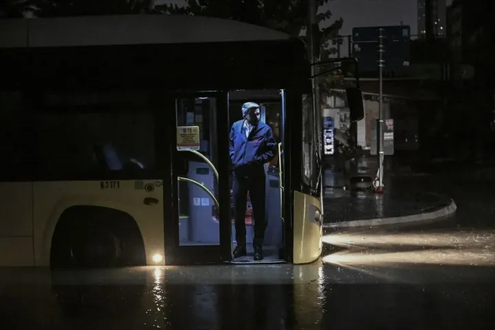 İstanbul'da sağanak yağış hayatı felç etti; işte sel sonrası oluşan görüntüler