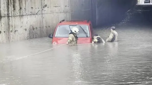 İstanbul'da sağanak yağış hayatı felç etti; işte sel sonrası oluşan görüntüler