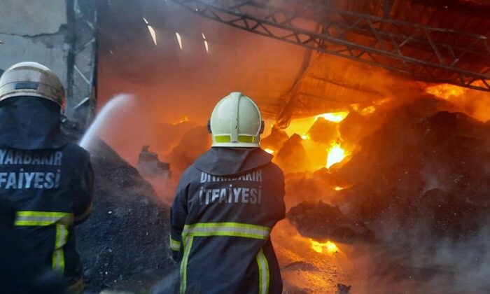 Diyarbakır’da geri dönüşüm tesisindeki yangın söndürüldü