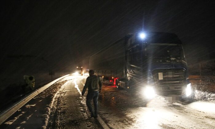 Bitlis-Baykan kara yolu büyük araçların geçişine kapatıldı