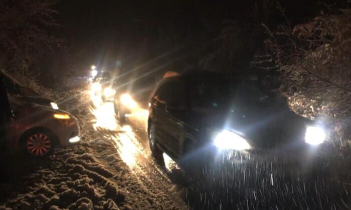 Kar aniden bastırınca yüzlerce kişi yollarda kaldı