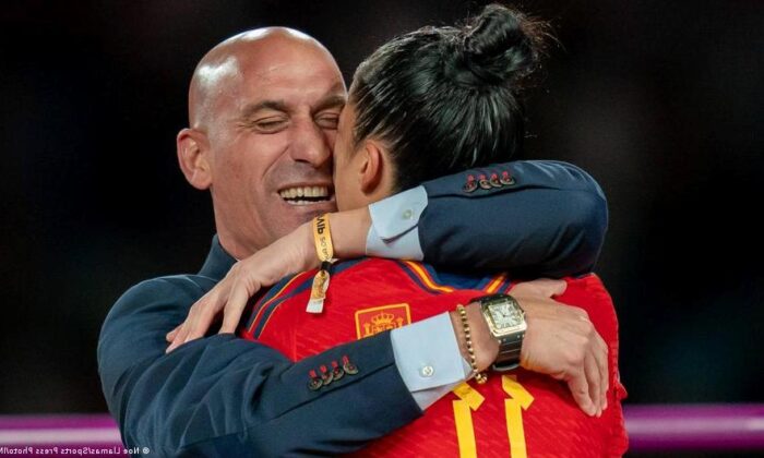 İspanya: Başkan’ın futbolcuyu dudaktan öpmesine tepki